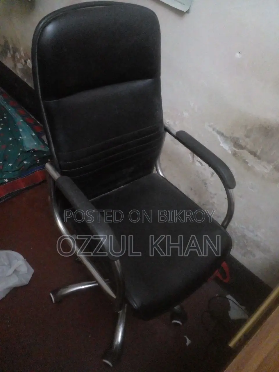 একটি চেয়ার ও একটি টেবিল বিক্রয় হবে