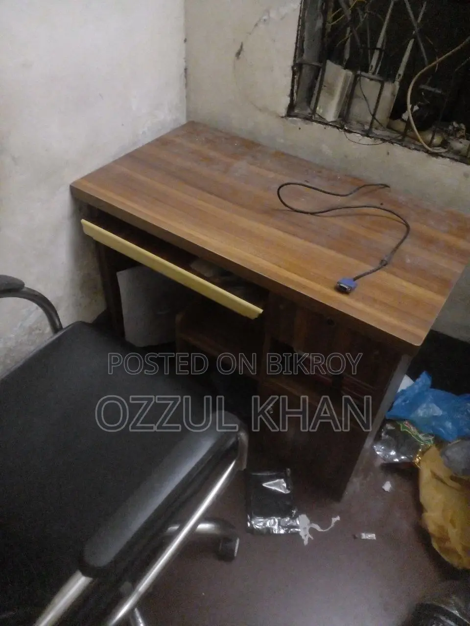 একটি চেয়ার ও একটি টেবিল বিক্রয় হবে