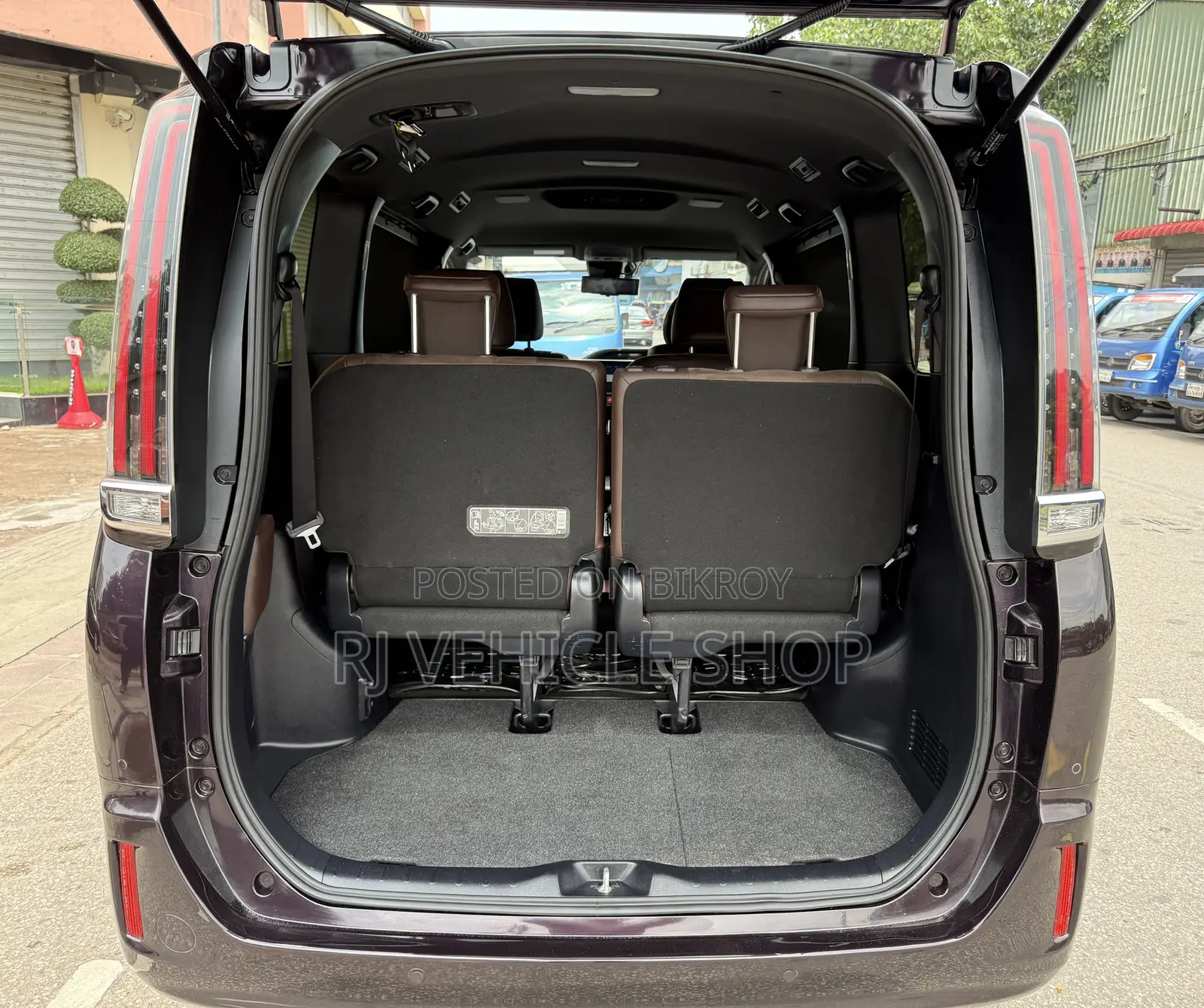 Toyota Esquire 1.8 FWD Hybrid (7 seater) 2019 Maroon