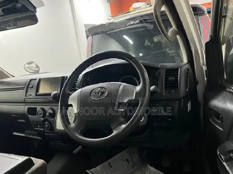 Toyota HiAce 2021 White