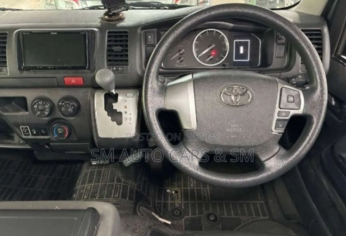 Toyota HiAce 2021 White