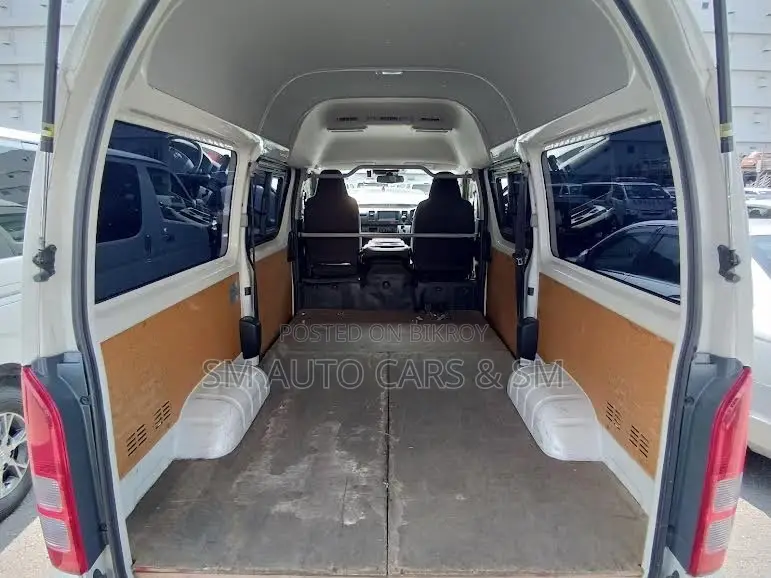Toyota HiAce 2021 White