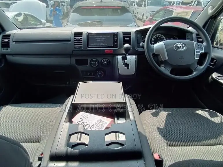Toyota HiAce 2021 White
