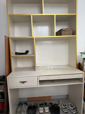 একটি রিডিং টেবিল বিক্রি করা হবে