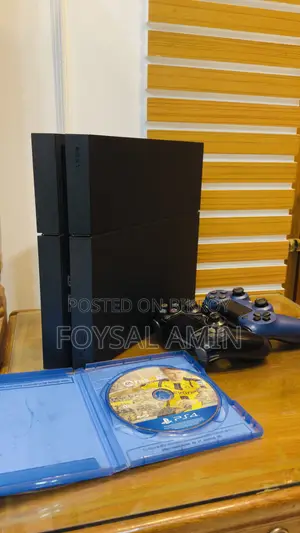 অরিজিনাল কন্ট্রোলার সহ PS4