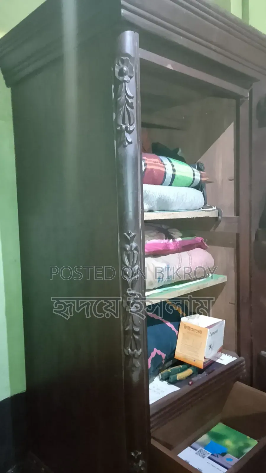 আলমারি ও বেডের সাথে সাইড টেবিল