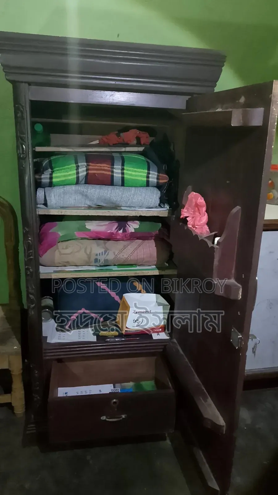 আলমারি ও বেডের সাথে সাইড টেবিল