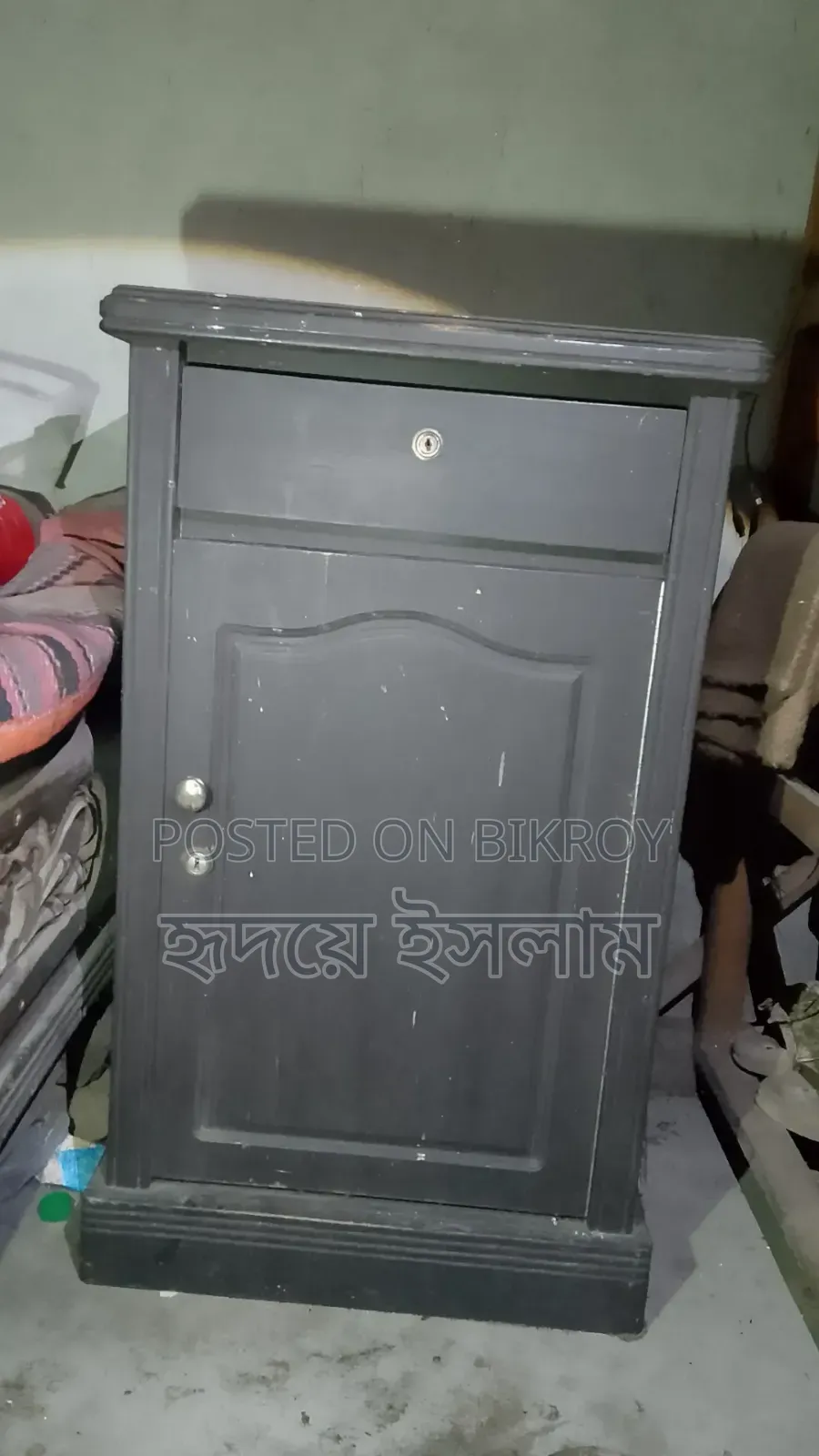 আলমারি ও বেডের সাথে সাইড টেবিল