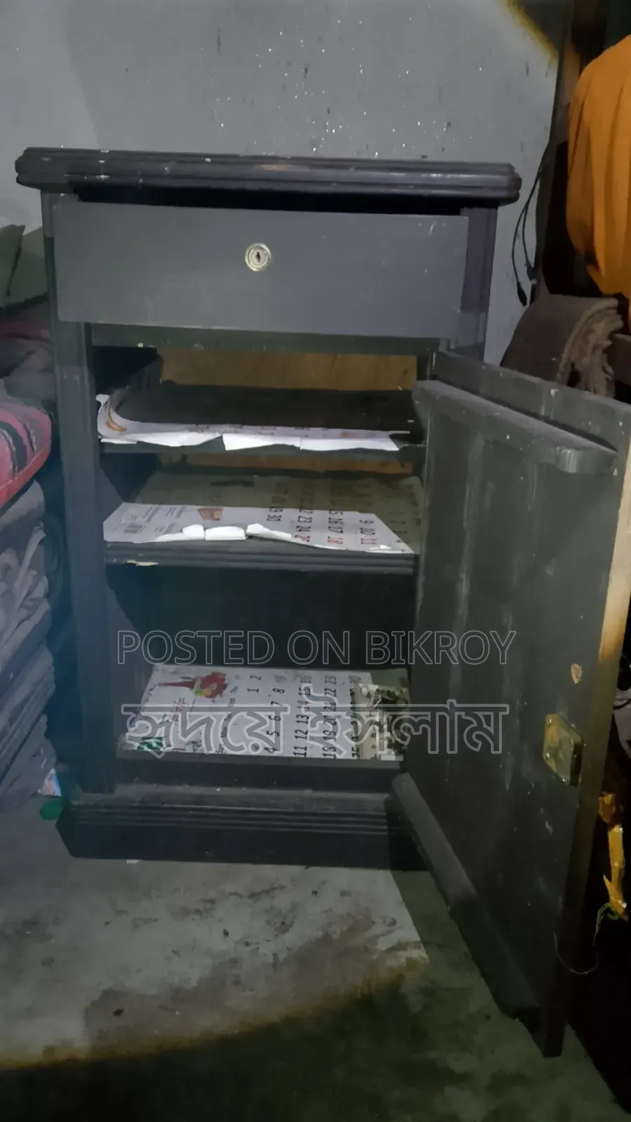আলমারি ও বেডের সাথে সাইড টেবিল