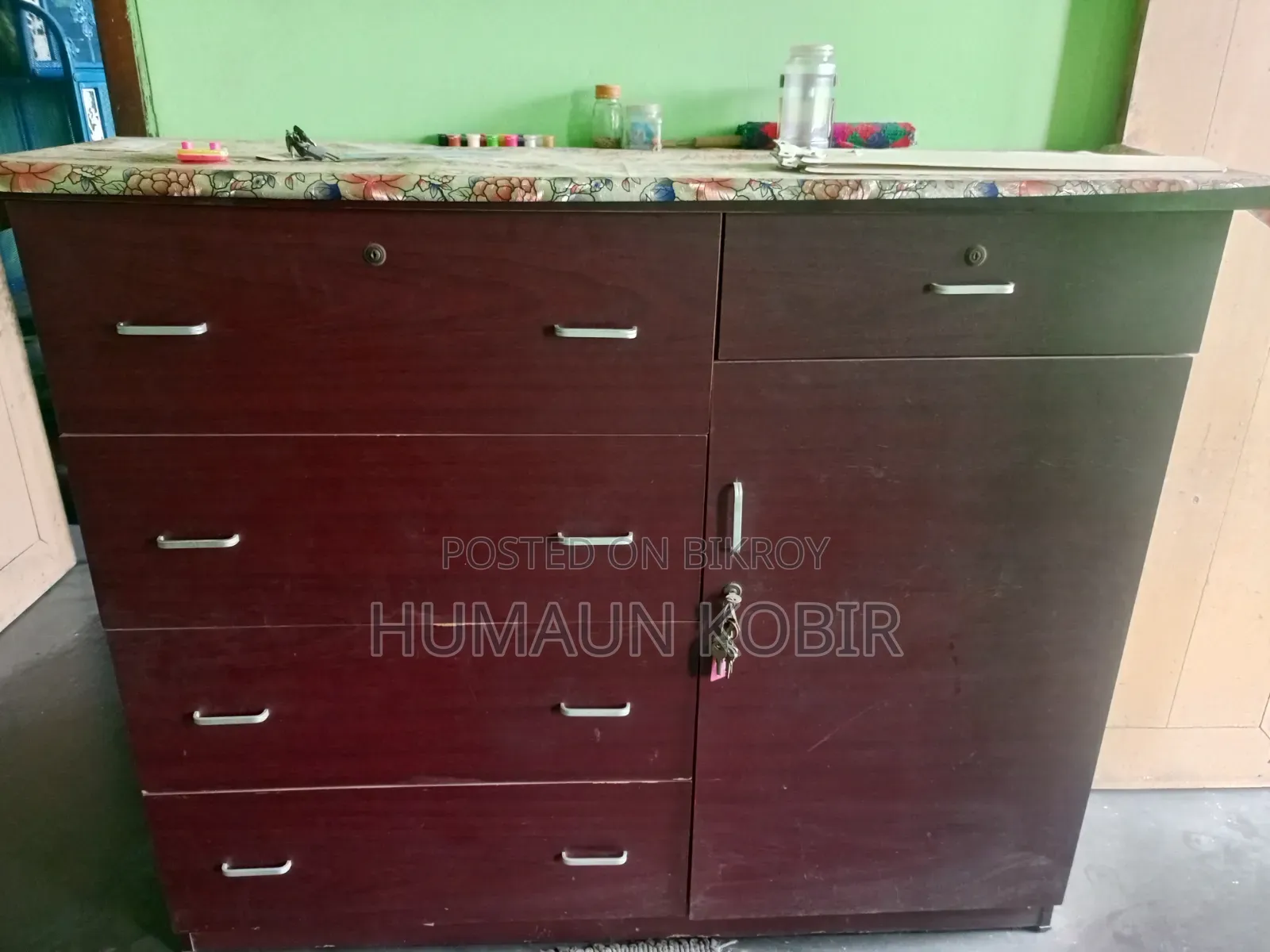 ওয়ারড্রব বিক্রি করা হবে।