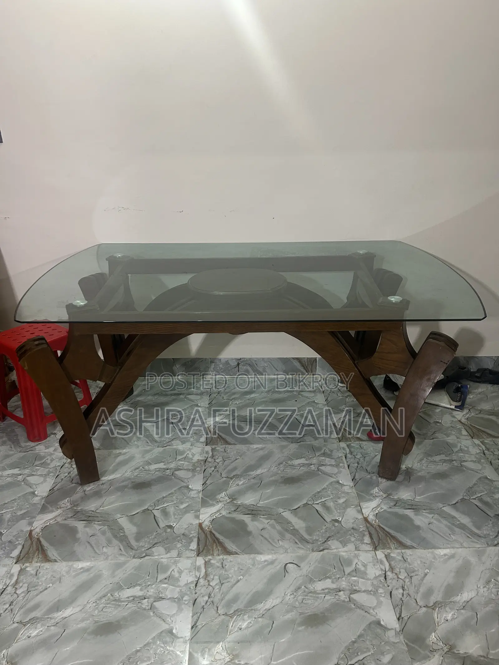 গ্লাস এর ডাইনিং টেবিল শুধু মাত্র চেয়ার ছাড়া