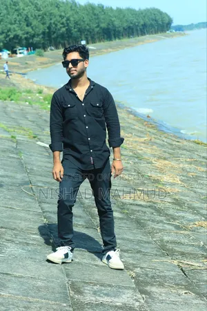 বড় হোটেলের ওয়েটারের চাকরী লাগবে