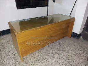 অফিস টেবিল