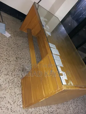 অফিস টেবিল