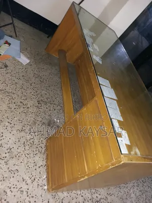 অফিস টেবিল