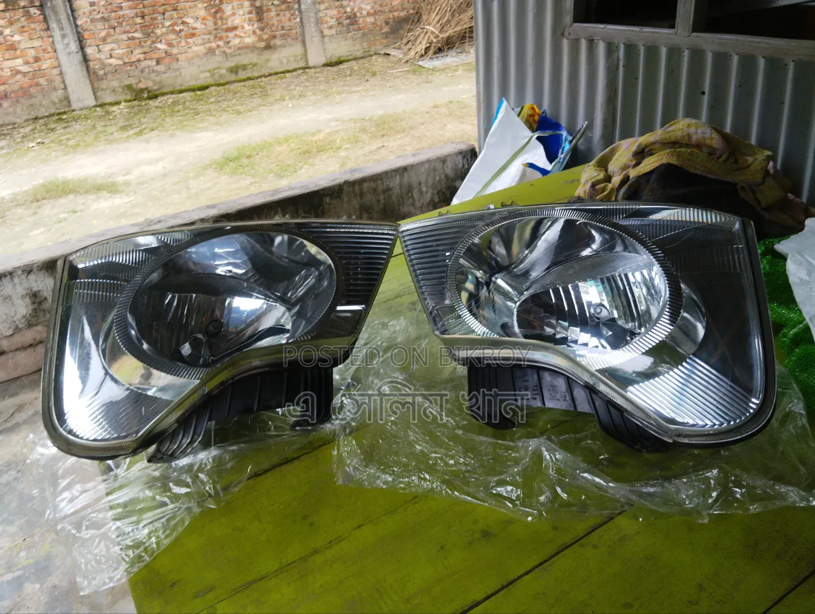 Mahindra Quanto Head Light and Brake Light Available