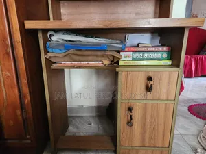 পড়ার টেবিল