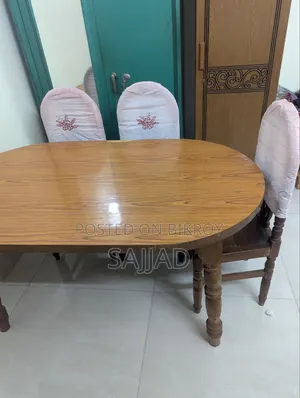 ডাইনিং টেবিল