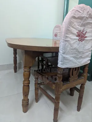 ডাইনিং টেবিল