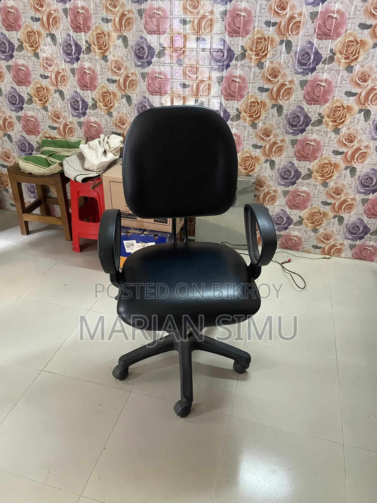 চেয়ারটি বিক্রি হবে।