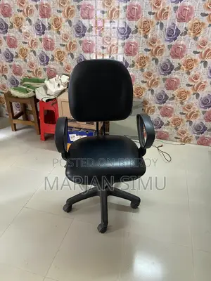 চেয়ারটি বিক্রি হবে।