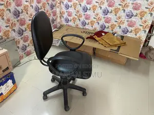 চেয়ারটি বিক্রি হবে।