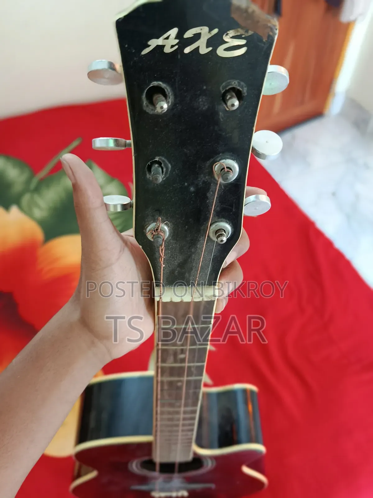 গিটার ব্যবহার করা এক বছর সব তার কটা এবং ভালো গিটার