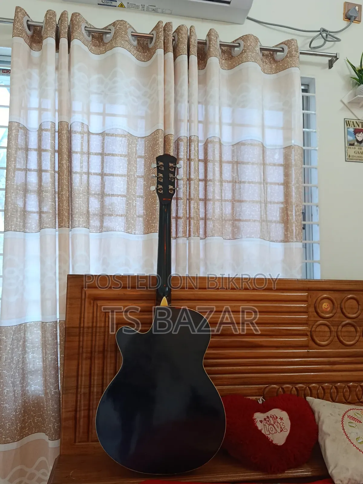 গিটার ব্যবহার করা এক বছর সব তার কটা এবং ভালো গিটার