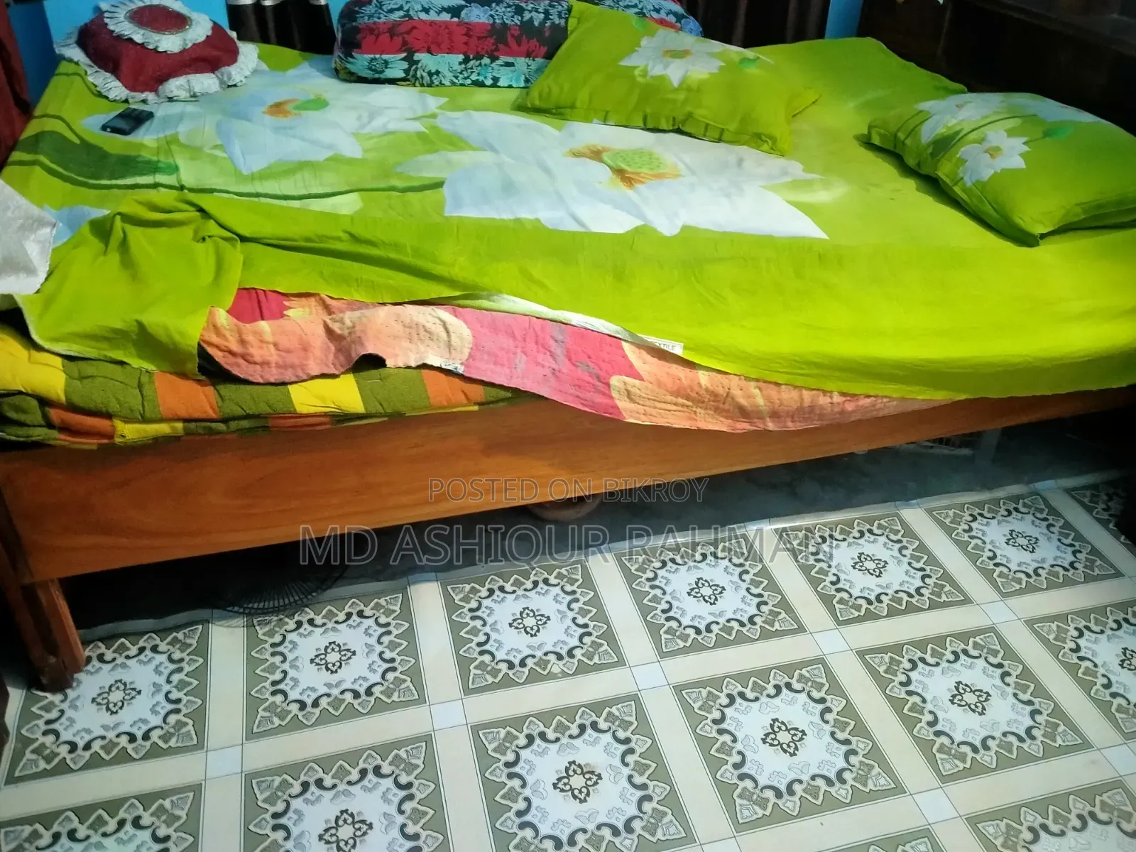 খাট ৫×৭ মেহেগুনি কাঠের বানানো