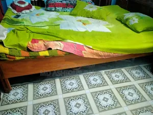 খাট ৫×৭ মেহেগুনি কাঠের বানানো