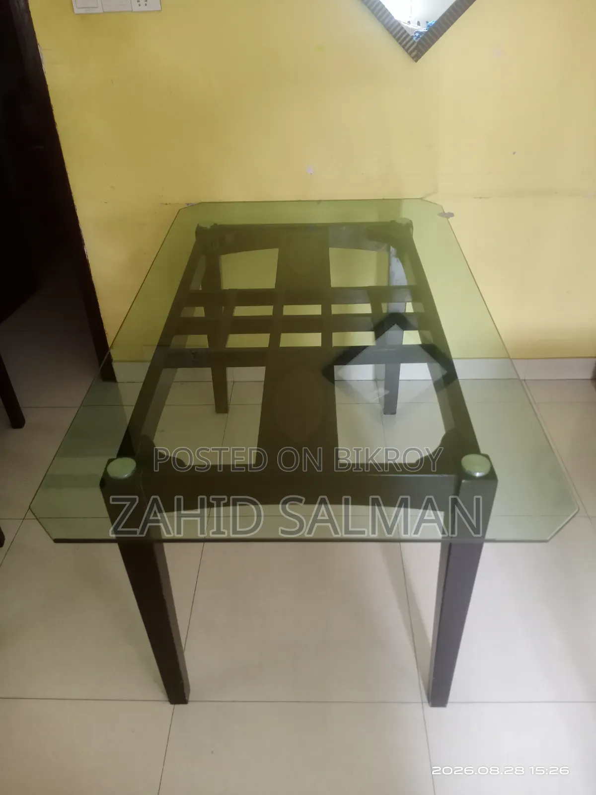 ডাইনিং টেবিল