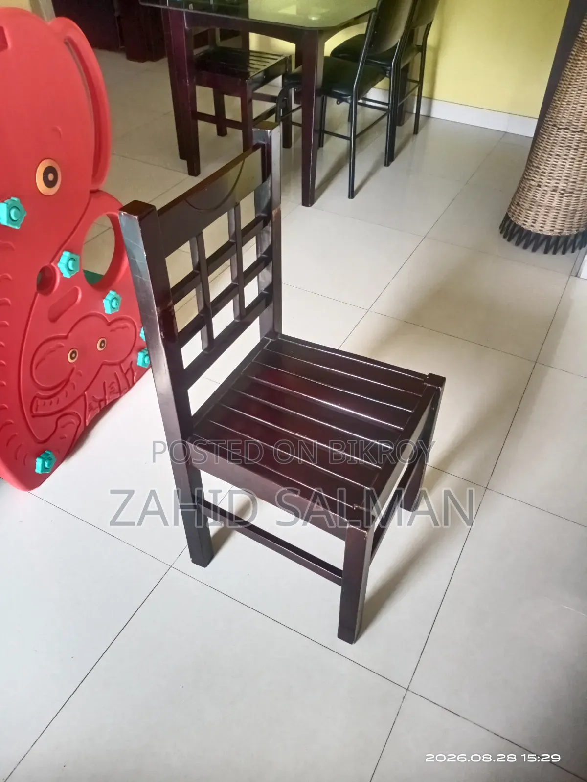 ডাইনিং টেবিল