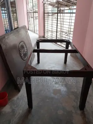ডাইনিং টেবিল