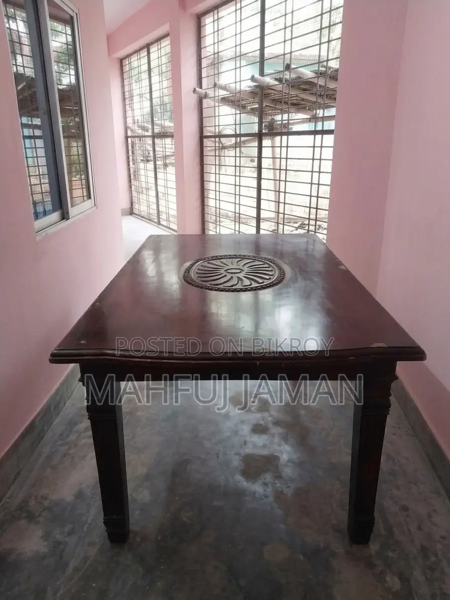 ডাইনিং টেবিল