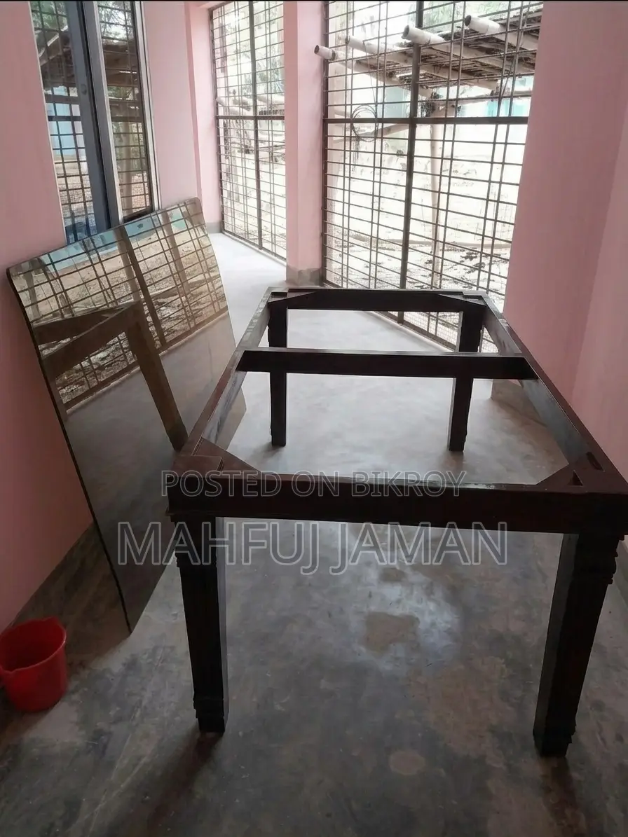 ডাইনিং টেবিল
