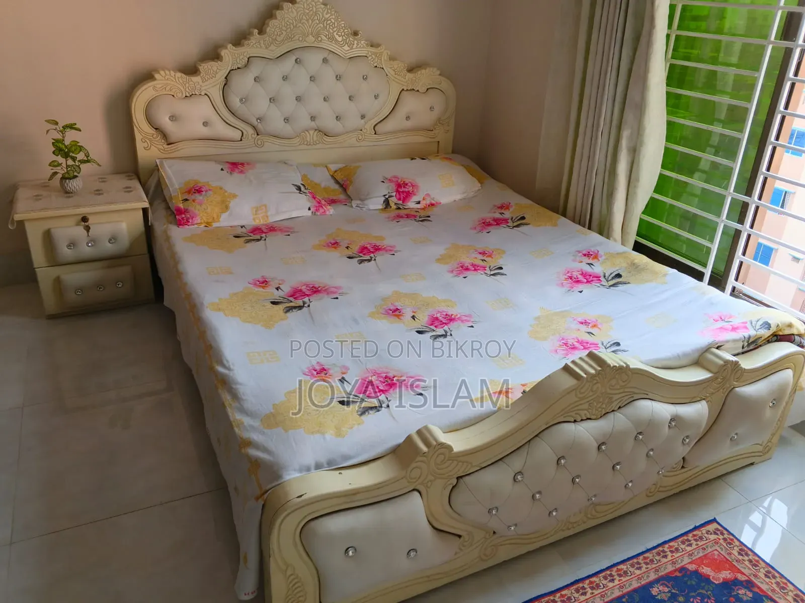 Queen Size Bed+ Side Drawer