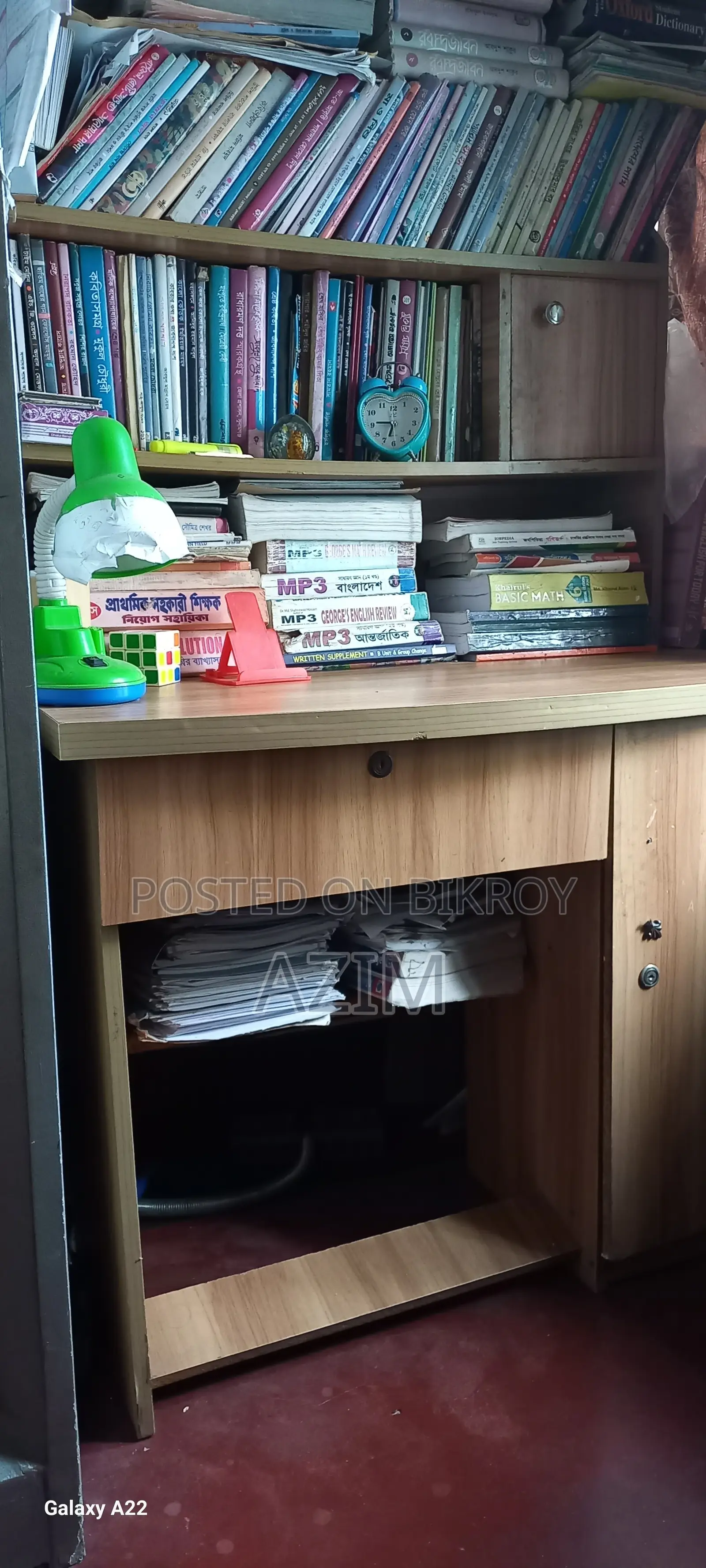 বুকশেলফওয়ালা টেবিল