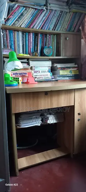 বুকশেলফওয়ালা টেবিল
