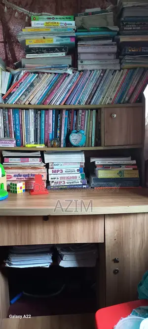বুকশেলফওয়ালা টেবিল