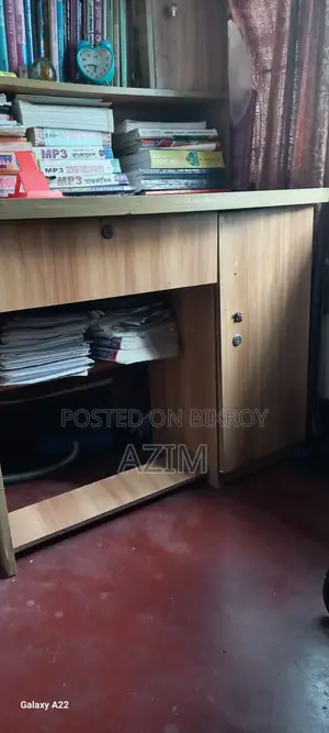 বুকশেলফওয়ালা টেবিল