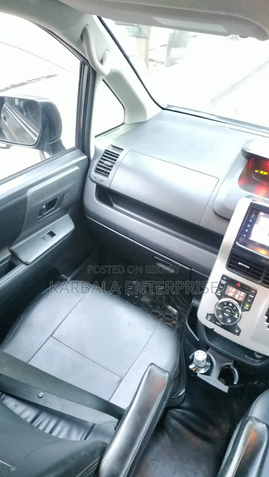 Toyota Noah 2.0 143hp FWD (8 Seater) 2012 Gray