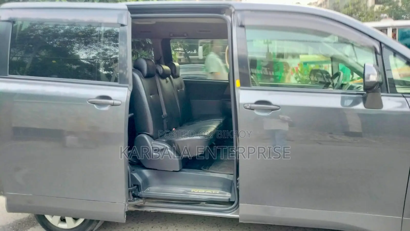 Toyota Noah 2.0 143hp FWD (8 Seater) 2012 Gray