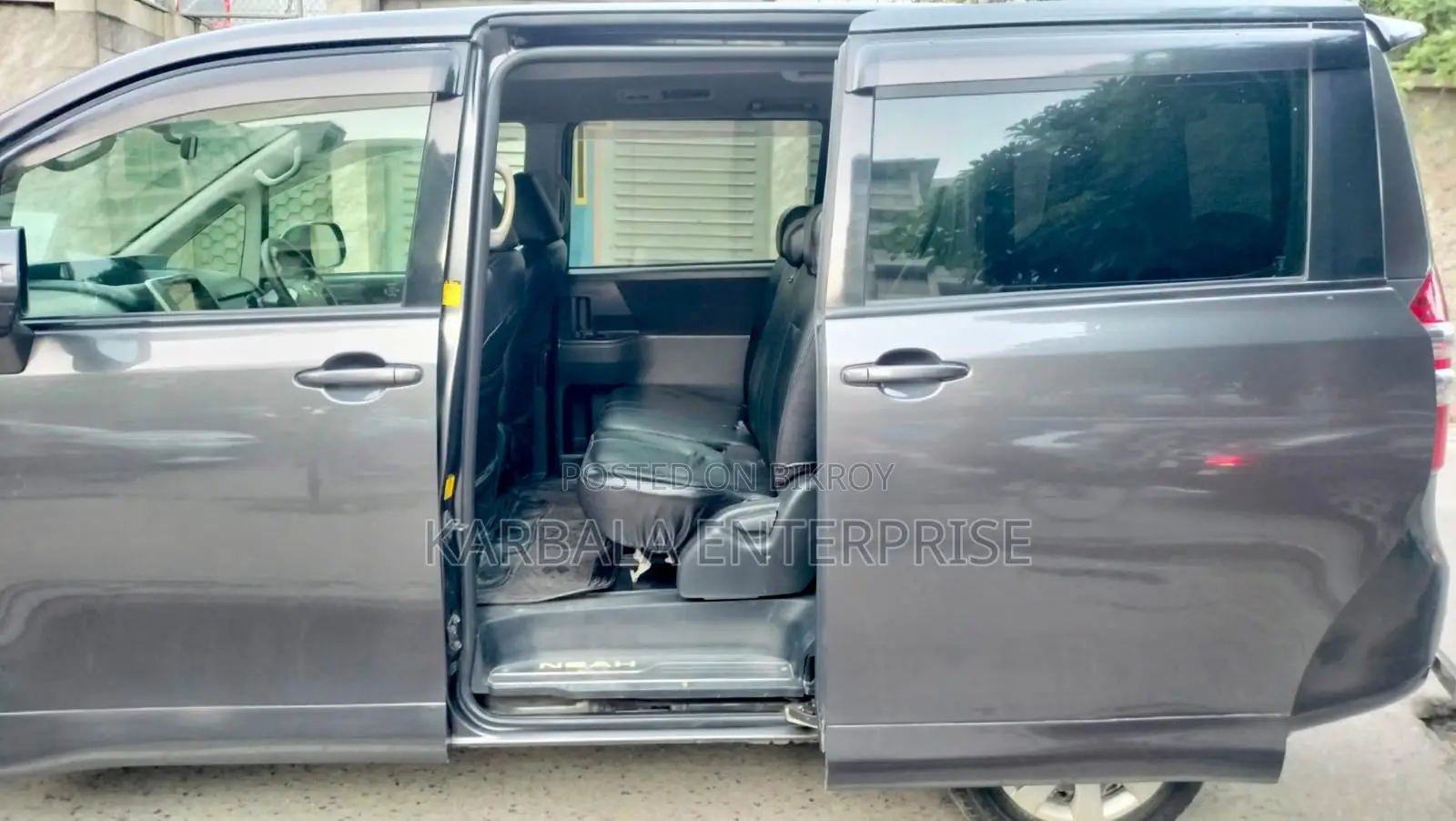 Toyota Noah 2.0 143hp FWD (8 Seater) 2012 Gray