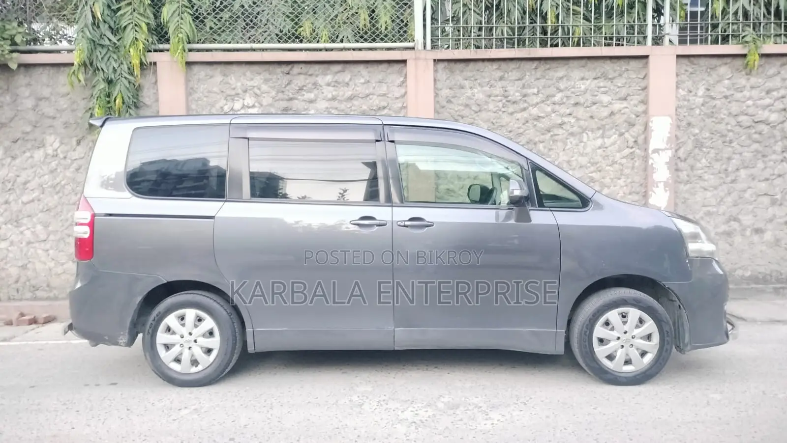 Toyota Noah 2.0 143hp FWD (8 Seater) 2012 Gray