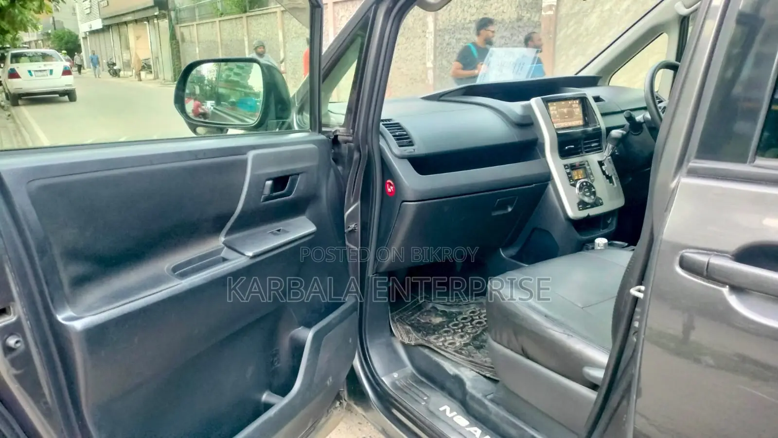 Toyota Noah 2.0 143hp FWD (8 Seater) 2012 Gray