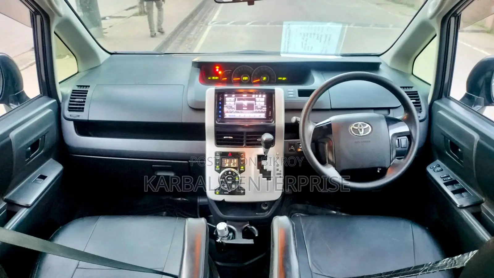 Toyota Noah 2.0 143hp FWD (8 Seater) 2012 Gray