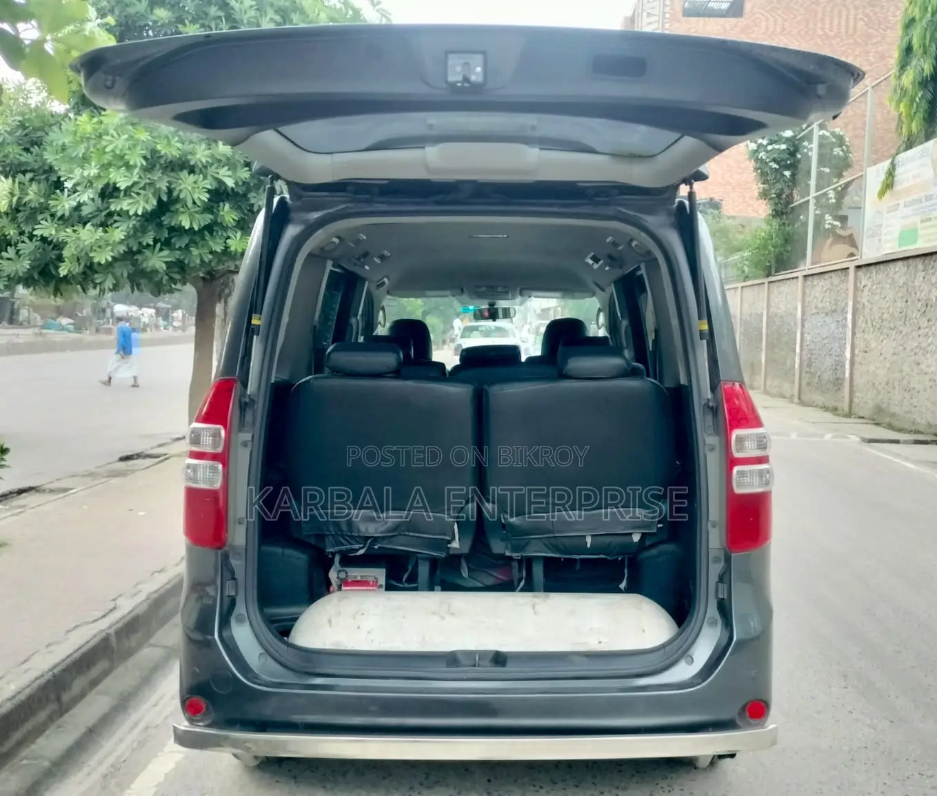 Toyota Noah 2.0 143hp FWD (8 Seater) 2012 Gray