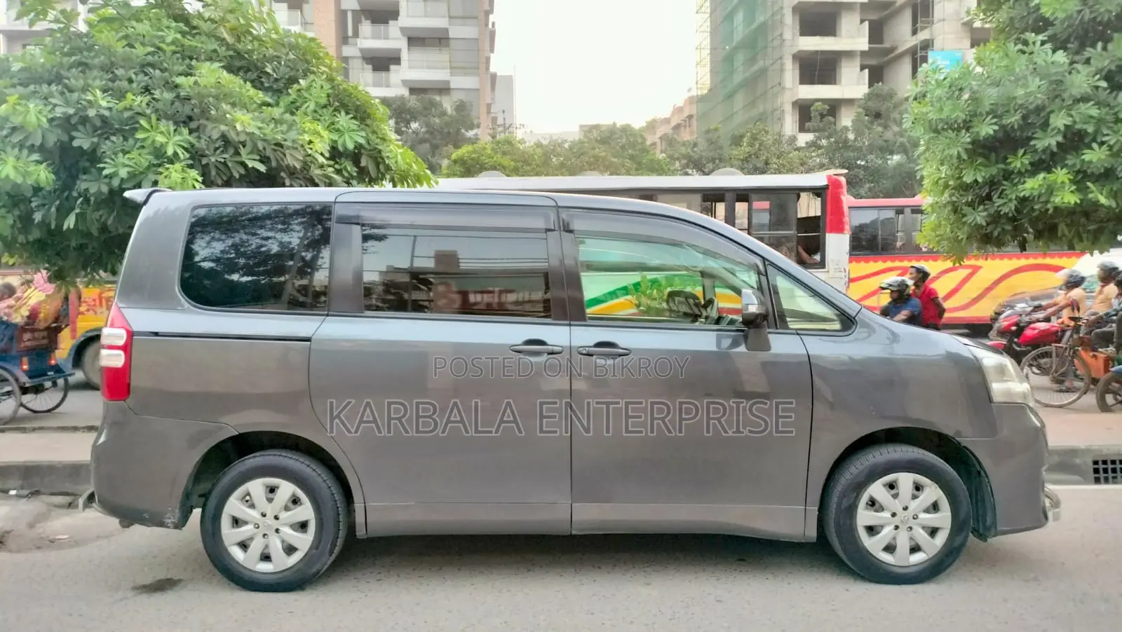 Toyota Noah 2.0 143hp FWD (8 Seater) 2012 Gray