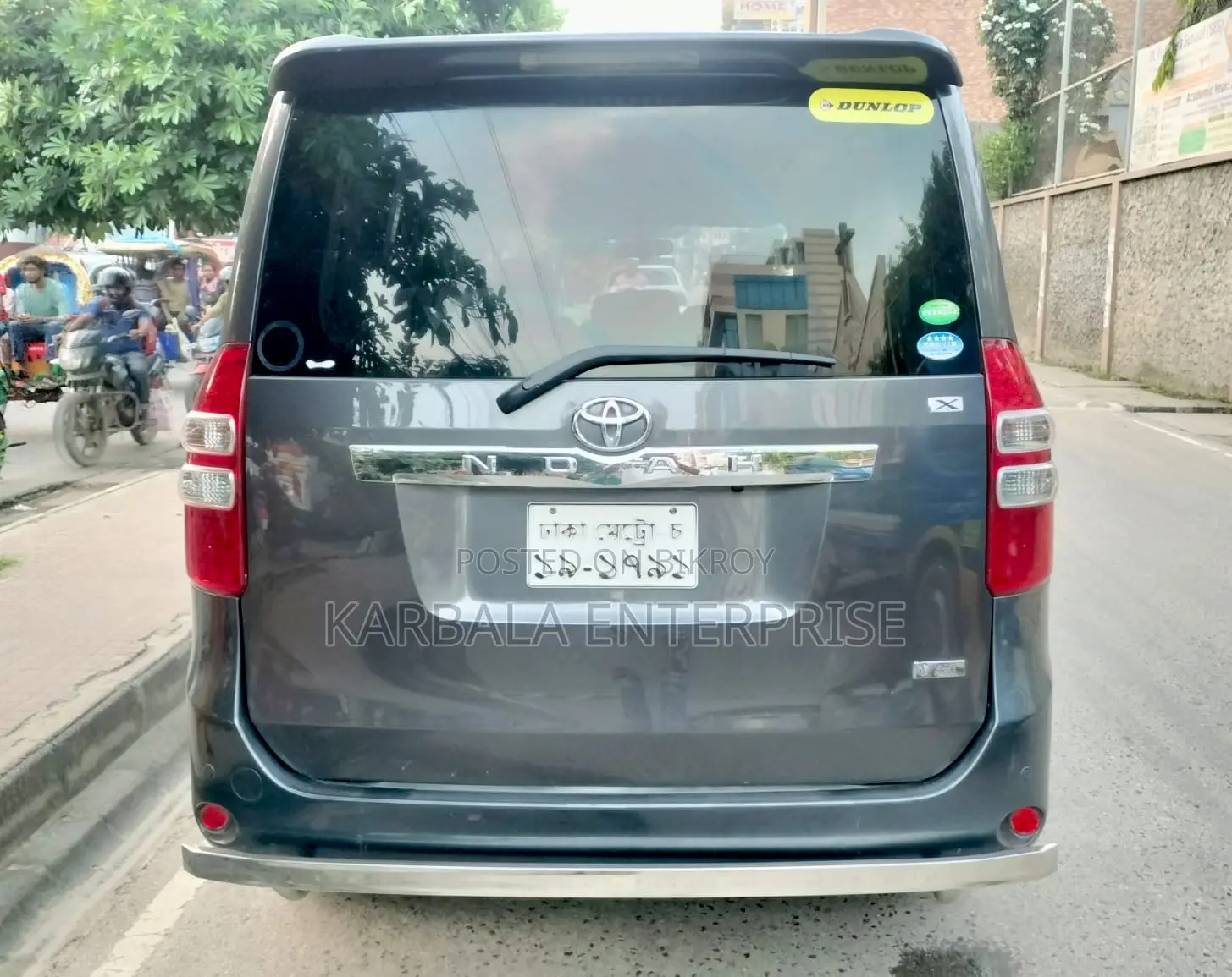 Toyota Noah 2.0 143hp FWD (8 Seater) 2012 Gray