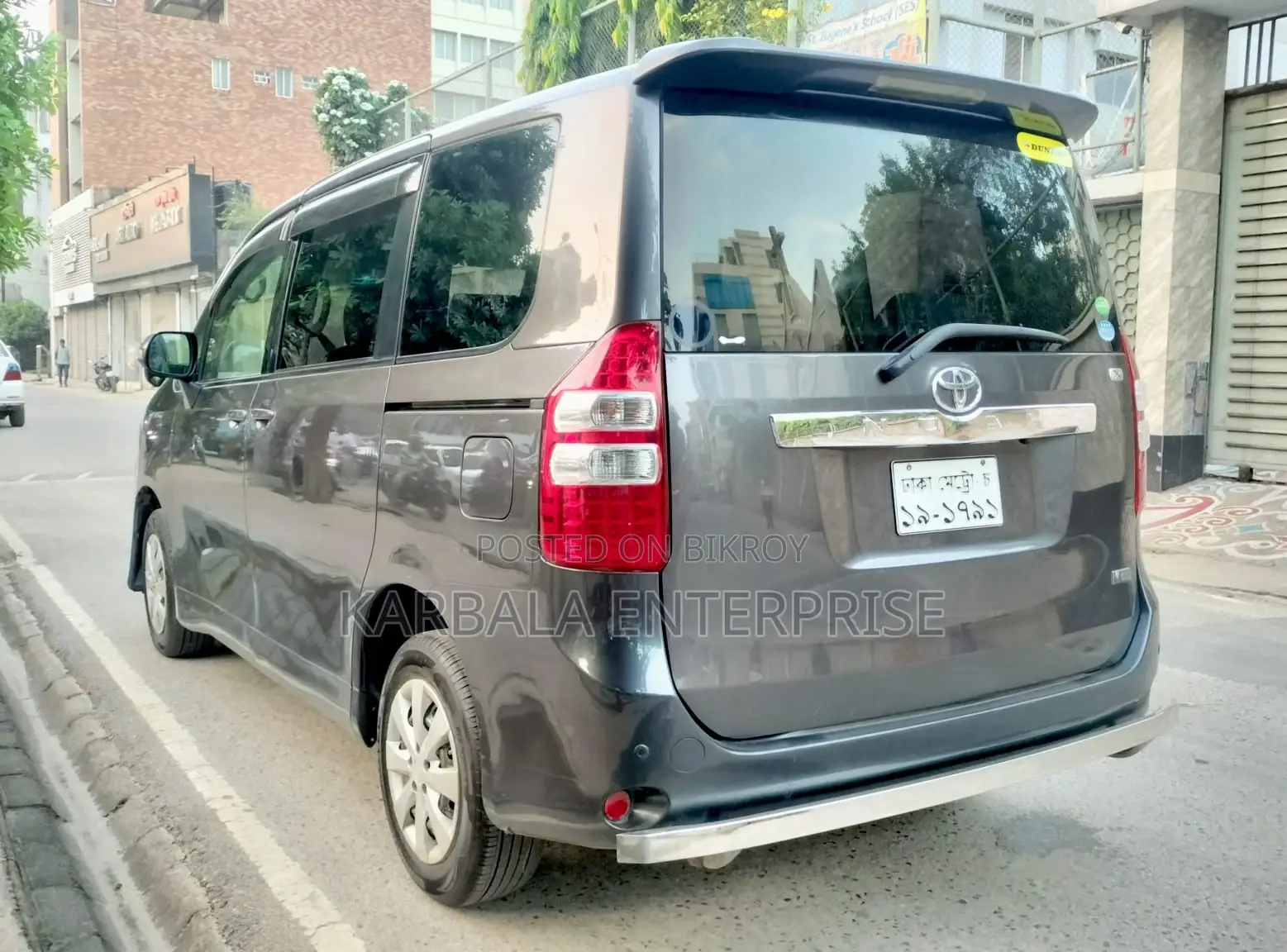 Toyota Noah 2.0 143hp FWD (8 Seater) 2012 Gray